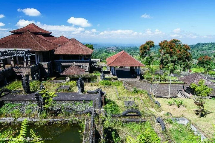 Toerist bezoekt spookhotel op Bali